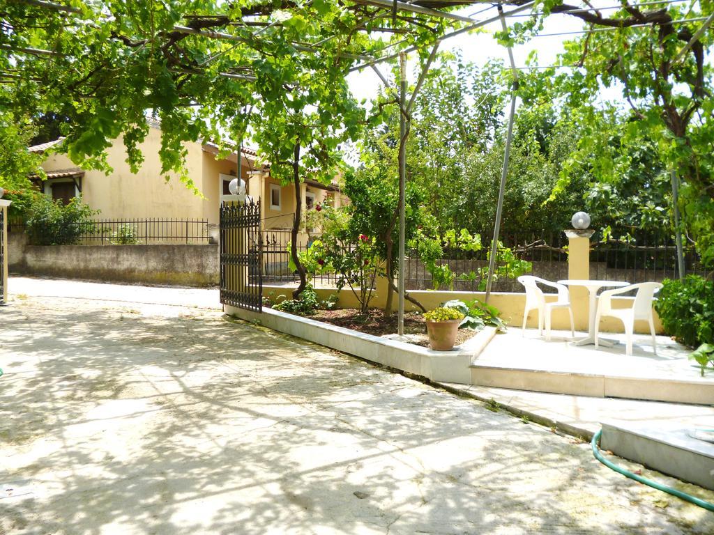Giannis Apartment Agios Georgios Pagon Exterior photo